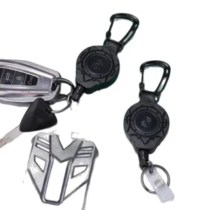 Robuster ausziehbarer Schlüsselanhänger mit Karabiner und Mechastil für Autoschlüssel und ID.