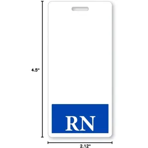 Portatarjetas ID de acrílico blanco en blanco con texto RN azul, tarjeta de enfermera profesional.