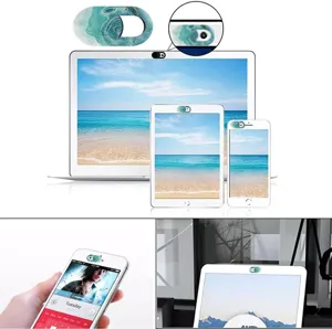 Detail des Webcam-Abdeckung-Aufklebers mit Marmormuster auf Laptop und Smartphone.