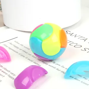 Juguete de montaje de bola de rompecabezas de plástico colorido detalle piezas entrelazadas.