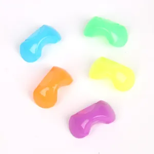 Conjunto de cinco piezas de agarres de lapiz de plastico transparente de colores