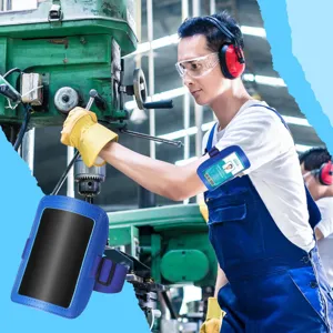 Vista dettagliata del porta badge da braccio in PU blu con fascia elastica in ambiente industriale.