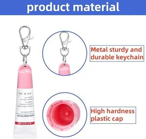 Detailansicht zeigt robusten Metallschlüsselring und harte Plastikkappe für Lippenbalsam.
