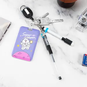 Einziehbare Ausweishalter-Rolle und Kartenhalter-Set mit Stiftschlaufe für den Büroalltag.