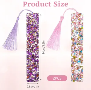 Détail de marque-page en acrylique pailleté avec des couleurs violette et rose et pompons.