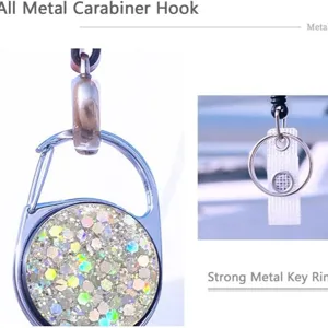 Ausziehbarer Ausweishalter mit Ganzmetall-Karabinerhaken und glitzerndem Kunstharz-Design für ID-Karten.