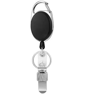 Detailansicht des einziehbaren Ausweishalters mit robustem Karabiner und praktischem Stiftehalter.