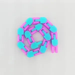 Vue détaillée du jouet fidget track pliable coloré à 24 liens pour le soulagement du stress.