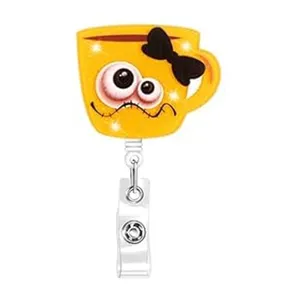 Detaillierte Nahaufnahme der glitzernden Halloween Kaffeetasse Ausweisjojo mit Krokodilklammer.