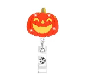 Niedlicher Halloween Kürbis Ausweisjojo mit glänzenden Details und sicherem Krokodilclip.