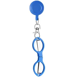 Vista detallada del portatarjetas retráctil con clip metálico y tijeras plegables para personal médico.