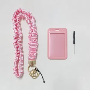 Rosa Stoff Scrunchie elastisches Umhängeband mit Ausweishalter und Mini Schraubendreher.