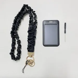 Schwarze Stoff Scrunchie Umhängeband und Ausweishalter Set Detailansicht Zubehör.