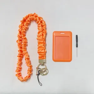 Oranger Stoff Lanyard und Kartenhalter Set Detailansicht mit weicher Stoffstruktur.