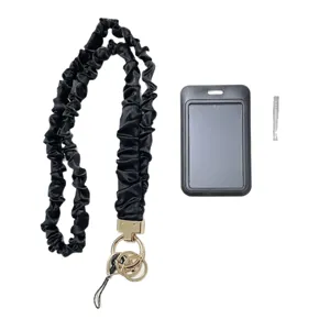 Schwarzes Stoff-Scrunchie-Schluesselband-Set mit schwarzem Ausweishalter und Zubehoer.