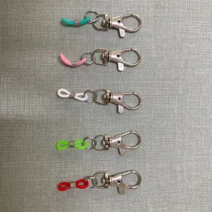 Gros plan détaillé montrant des boucles en silicone coloré avec mousquetons métalliques.