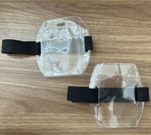 Transparenter Kunststoff Arm Ausweishalter mit schwarzem Gummiband fuer Arbeit und Events.