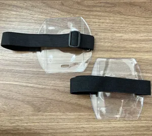 Transparenter Arm-Ausweishalter mit schwarzem, verstellbarem Gummiband für sicheren Ausweis.