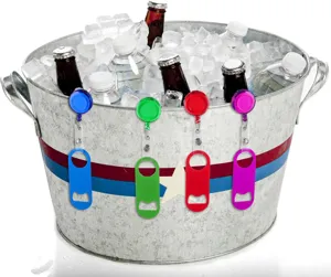 Detailaufnahme von ausziehbaren Flaschenöffnern, die an einem Eisbehälter mit Getränken hängen.