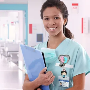 Einziehbarer Krankenschwester-Ausweishalter mit Glitzerherz und medizinischem Cartoon-Anhang.