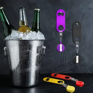 Detailansicht des praktischen Flaschenöffners mit ausziehbarem Schlüsselband für Partys.