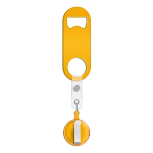 Detailansicht des orangen, einziehbaren Flaschenöffners, praktisches kleines Schlüsselanhänger-Tool.