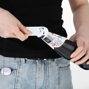 Detaillierte Nahaufnahme des einziehbaren Flaschenöffners in Gebrauch, kompaktes Design.