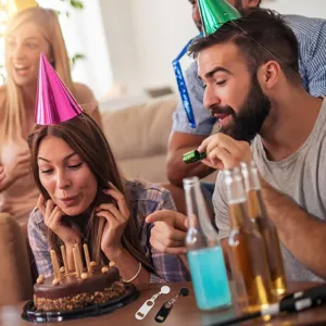 Detailansicht des einziehbaren Flaschenöffners und Schlüsselanhängers in Partyszene.