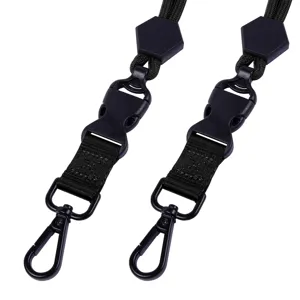 Detalle de cordón negro resistente, hebilla hexagonal ajustable con gancho de metal.