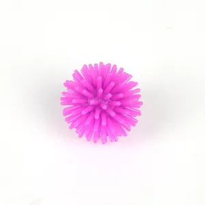Primo piano dettagliato di una mini pallina antistress rosa con punte da 30 mm, giocattolo.