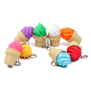 Primer plano detallado del llavero de juguete antiestrés con forma de cono de helado 3D.