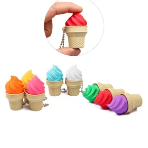 Llavero antiestrés con forma de cono de helado impreso en 3D, vista detallada.