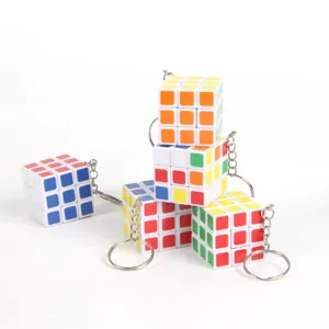 Nahaufnahme von bunten Mini 3x3 Zauberwürfel Schlüsselanhängern mit Metallkette, kompaktes Spielzeug.