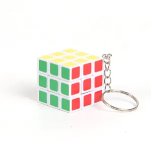 Mini 3x3 Zauberwürfel Schlüsselanhänger Detail, buntes Kunststoff Puzzle Spielzeug mit Ring.