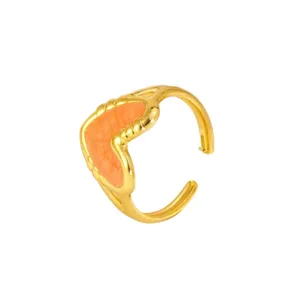 Gedetailleerd close-up van de elegante 18K vergulde roestvrijstalen open ring met perzik.