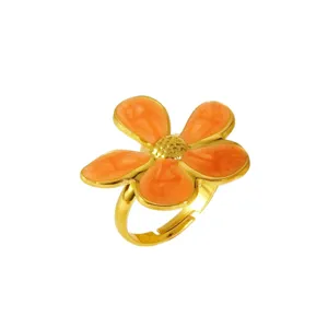 Bague fleurie à cinq pétales exquise avec émail orange vif et acier doré pour femmes.