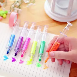 Detailaufnahme von bunten Spritzen-Textmarker-Set, lustige Schreibwaren für Schule und Büro.