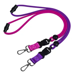 Cordón bicolor ajustable para teléfono y credencial con ganchos de metal y hebillas de plástico.
