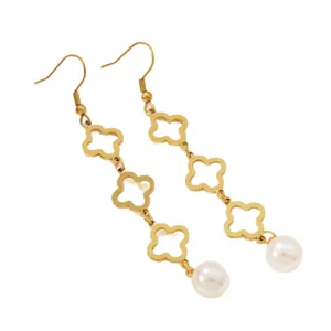 Pendientes largos de trébol perla en acero inoxidable dorado, joyería elegante.