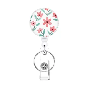 Einziehbarer Ausweishalter mit frischem rosa Blumenmuster, Schlüsselanhänger und Gürtelclip.