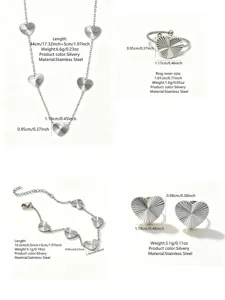 Dettaglio set gioielli con cuore in acciaio inossidabile, collana, anello e orecchini.