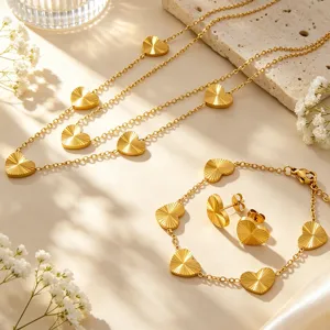 Set di gioielli a cuore in acciaio inossidabile con collana, bracciale e orecchini.