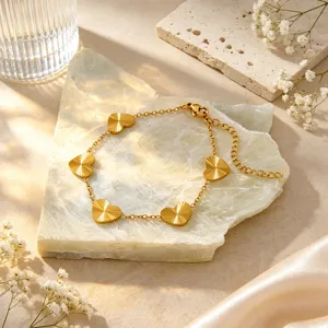 Bracciale a catena con cuore dorato in acciaio inossidabile, design minimalista per gioielli.