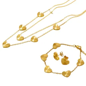 Set di gioielli a cuore in acciaio inossidabile dorato con collana, bracciale e orecchini.