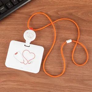Weißer Ausweishalter mit orangefarbenem Lanyard und Einzugspule, Detailansicht.