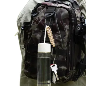 Taktischer Outdoor-Karabiner mit Paracord-Schlüsselanhänger und Rucksack-Details.
