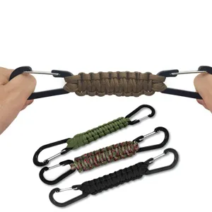 Detailansicht des Outdoor Paracord Karabiner Schlüsselanhängers mit stabilen Haken.
