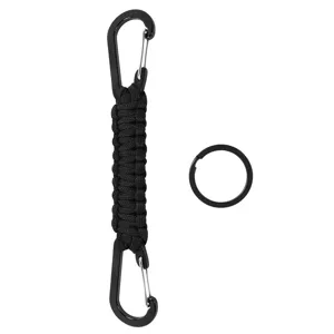 Detailansicht des schwarzen, paracordgeflochtenen Doppelkarabiners mit geteiltem Schlüsselring.