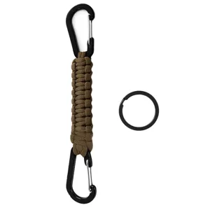 Detailaufnahme des schwarzen Karabiners mit langlebiger Fallschirmschnur und Ring.