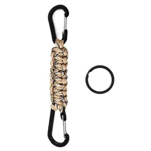 Detailansicht taktischer Doppelkarabiner mit Fallschirmschnur und schwarzem Schlüsselring.